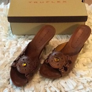 Truflex Sz 9 brown ornate  3” wedge sandals
